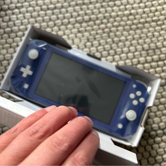 New Nintendo Switch Lite - Picture 6 of 7